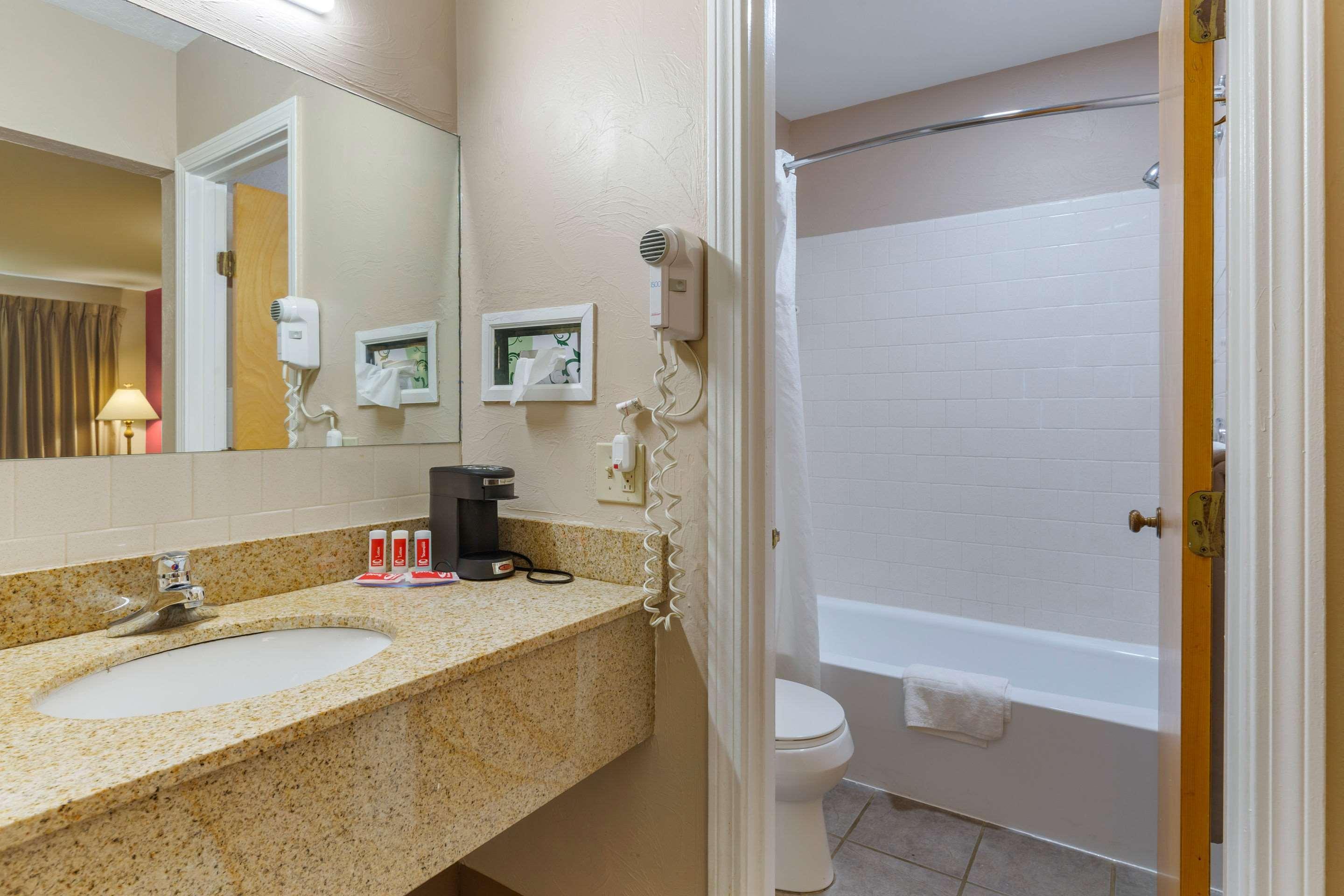 Econo Lodge Sturbridge Route 20 Экстерьер фото